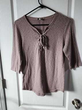 BKE Ribbed Tie-Neck 3/4 Sleeve Top in Mauve Taupe